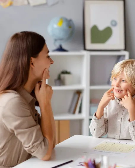 mujer-haciendo-logopedia